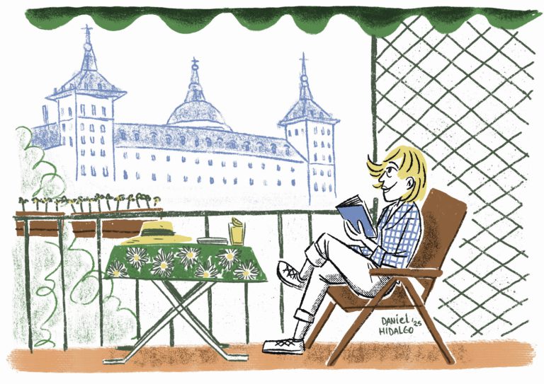 Mujer lee en terraza